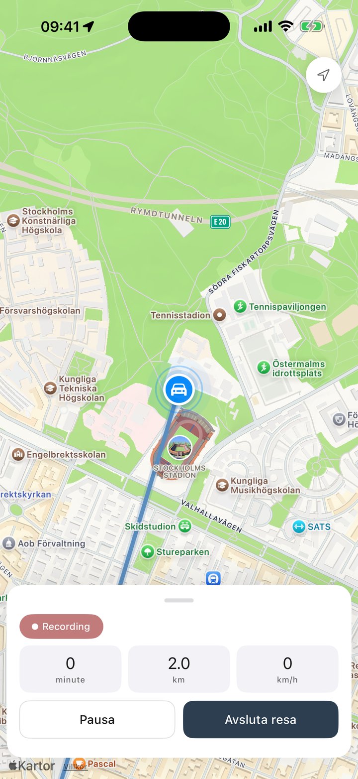 Mile Tracker loggar en resa live på kartan: sträcka, tid och hastighet med knapparna Pausa och Avsluta resa
